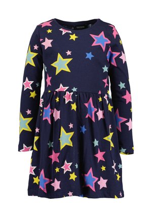 Vestido infantil de manga larga color azul marino con cintura fruncida y patrones de estrellas coloridas en rosa, amarillo, azul y blanco.