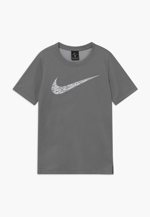 Camiseta deportiva gris hecha de una tela texturizada que presenta un logo de Nike en blanco en el pecho; diseño de mangas cortas y cuello redondo.