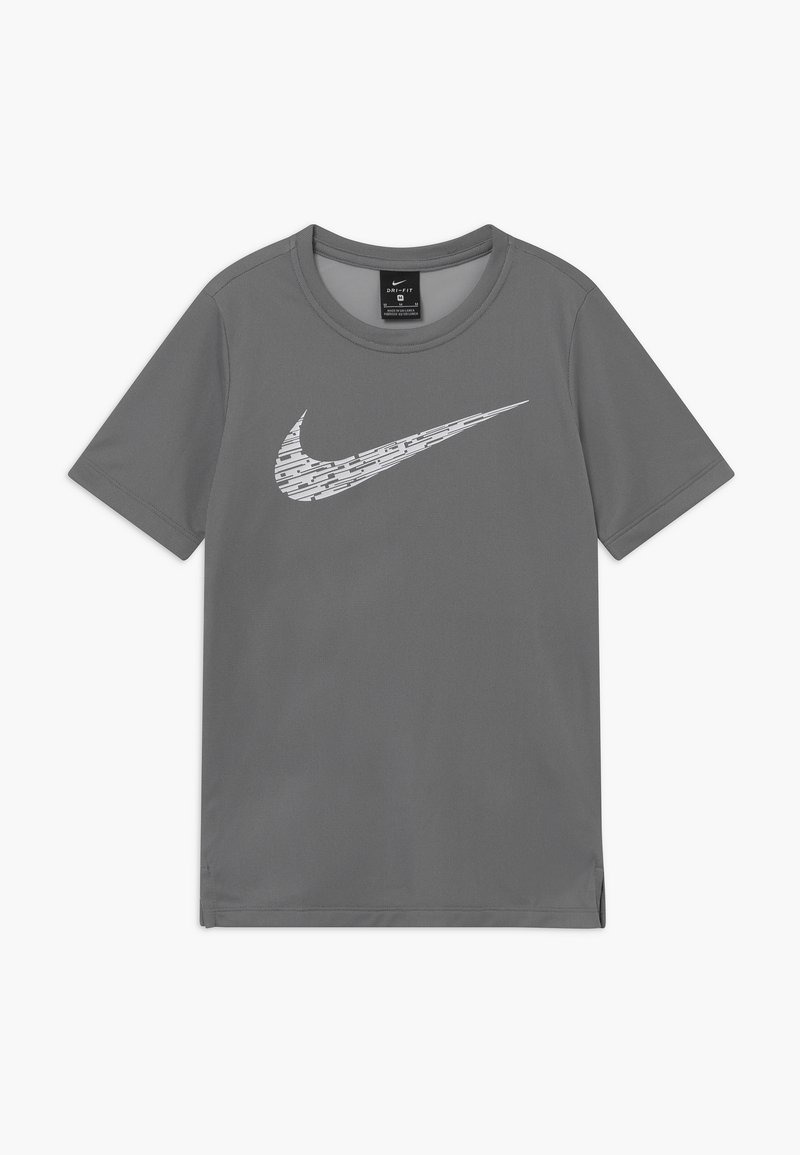 Camiseta deportiva gris hecha de una tela texturizada que presenta un logo de Nike en blanco en el pecho; diseño de mangas cortas y cuello redondo.