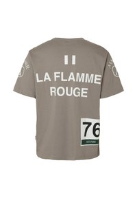 Grå bomulls-T-skjorte med stor hvit tekst "LA FLAMME ROUGE", et grønt og hvitt rektangulært merke med "76" og logoaccenter på ermene.