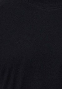 Sort bomulds t-shirt med rund halsudskæring, der har en glat tekstur og fine syninger langs kraven og kanten. Ingen synlige mønstre.