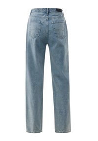 Jeans de denim azul claro con un corte recto, que cuentan con una cintura alta, diseño de cinco bolsillos y costuras visibles en los bolsillos traseros.