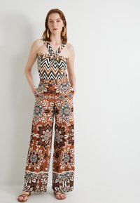 Koton BELTED POCKET DETAIL PATTERNED WIDE LEG - Broek - brown