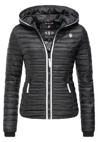 Sort pufferjakke med vandret quiltet design, lynlås foran og kontrasterende hvide detaljer. Inklusive hætte og sidelommer.