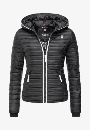 Musta puhvijakku, jossa on vaakasuora tikattu muotoilu, vetoketjukiinnitys edessä ja kontrastivalkoiset yksityiskohdat. Sisältää hupun ja sivutaskut.