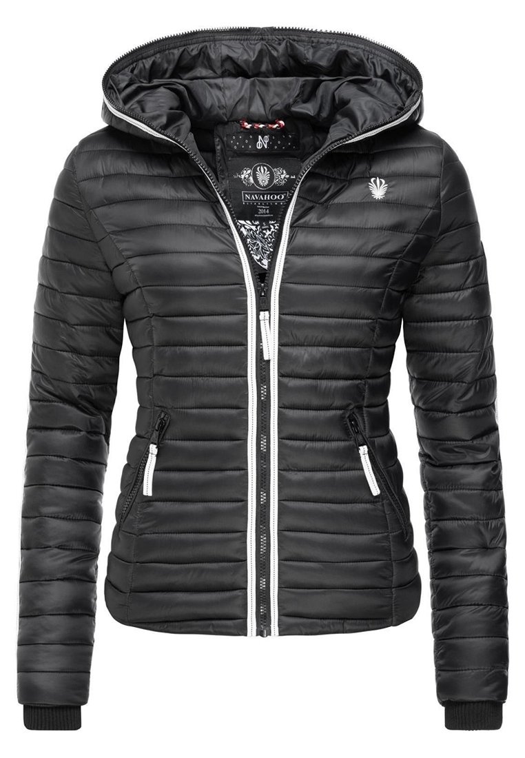 Sort pufferjakke med vandret quiltet design, lynlås foran og kontrasterende hvide detaljer. Inklusive hætte og sidelommer.