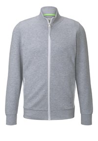 Sudadera gris con cremallera hecha de tela suave, con un cuello alto, cremallera blanca y un acento verde en el interior del cuello.