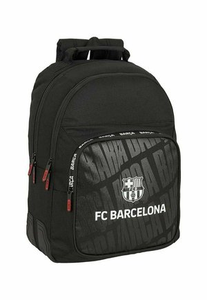 Czarny plecak FC Barcelona z podwójnymi komorami na suwak, wyściełanymi paskami i powtarzającym się tekstem „BARÇA” na obszyciu przedniej kieszeni.