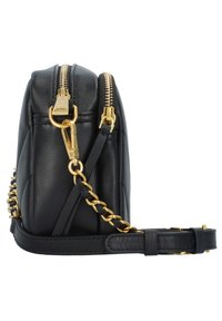 Borsa a tracolla in pelle nera con hardware dorato, caratterizzata da un design trapuntato, due cerniere e una tracolla decorata con catena per opzioni di trasporto versatili.