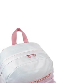 Mochila de tela blanca con acentos rosa. Presenta un asa superior, cierre de cremallera y detalles de costura visibles.