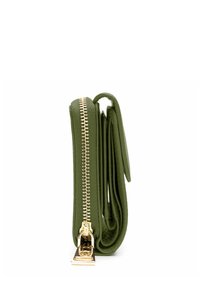 Portefeuille en cuir olive avec une fermeture éclair dorée, de forme rectangulaire et au design replié. La texture semble lisse et les accessoires sont en métal.