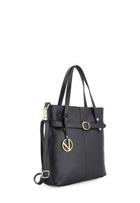 Sac à main en cuir noir avec finition texturée, deux poignées, une sangle réglable, quincaillerie dorée et charme décoratif. Design vertical.