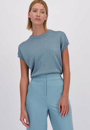 Lichtblauw gebreid shirt met korte mouwen en een geribbelde structuur, gecombineerd met bijpassende tapered high-waisted broek met een knoopdetail aan de voorkant.