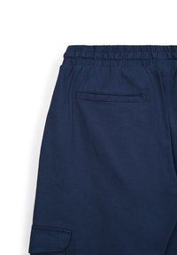 Pantalons cargo bleu marine avec une taille élastique, dotés d'une seule poche arrière et d'une texture lisse.