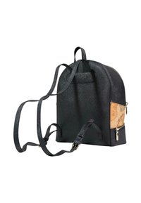 Sac à dos en cuir noir avec des bretelles ajustables, une poignée supérieure et une poche avant en toile imprimée de carte beige avec une fermeture éclair.