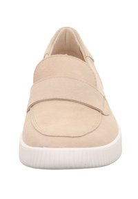 Beige Wildlederschuh zum Hineinschlüpfen mit einem breiten Klettverschluss, runder Zehenpartie und weißer Gummisohle. Verfügt über ein strukturiertes Obermaterial und minimale Nähte.