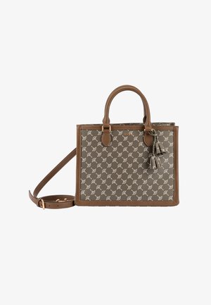 Brązowa torebka o wzorzystym wzorze, z usztywnioną konstrukcją, wykonana z materiału przypominającego płótno, wyposażona w dwa uchwyty, odpinany pasek na ramię oraz ozdobne chwosty.