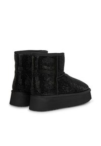 Botas negras hasta el tobillo con una parte superior de malla texturizada, punta redonda y suela negra gruesa. Presenta un forro suave y un detalle de costura mínimo.