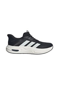Chaussure de course noire et blanche avec tige en mesh, trois bandes blanches latérales, semelle intermédiaire Cloudfoam amortissante et fermeture à lacets.