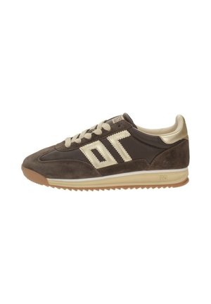 Zapatilla marrón de ante y cuero con cordones beige, logo beige en el lateral, detalle beige en el talón y suela de goma con patrón acanalado.