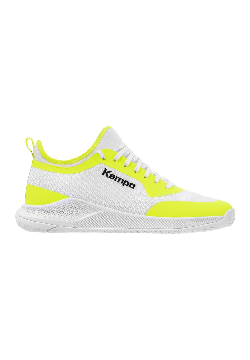 Zapatilla deportiva blanca con acentos en amarillo neón, que presenta paneles de malla, una suela texturizada y el logo de "Kempa" en el lateral. Diseñada para el rendimiento.