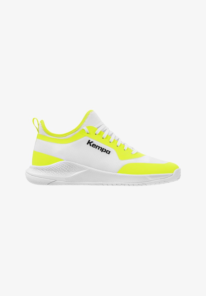 Weiße Sportschuhe mit neon-gelben Akzenten, ausgestattet mit Mesh-Einsätzen, einer strukturierten Sohle und dem "Kempa"-Logo an der Seite. Für optimale Leistung entworfen.