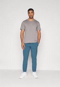 Champion ICONS CREWNECK SMALL LOGO - T-shirts basic - grey