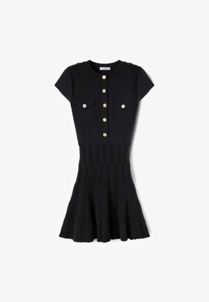 Czarna krótka sukienka dzianinowa z krótkim rękawem, złotymi guzikami z przodu, dwoma zapinanymi na guziki kieszeniami na piersi oraz rozkloszowanym, prążkowanym dołem.