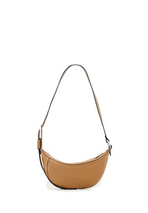 Gebogen schoudertas van leer in tan met zwarte bies, verstelbare riem en zilveren ritssluiting op een witte achtergrond.