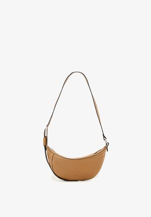 Sac bandoulière en cuir couleur acajou en forme de croissant avec garniture noire, sangle réglable et fermeture éclair argentée sur fond blanc.