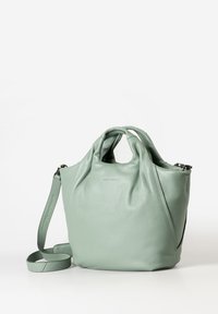 Borsa a mano verde in pelle con superficie testurizzata, design morbido, due manici e una tracolla rimovibile. Presenta una chiusura con zip sulla parte superiore.