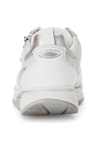 Weißer Sneaker mit Obermaterial aus Leder und Mesh, silbernen Akzenten und strukturiertem Sohlen. Verfügt über ein Logo auf der Ferse und einen Reißverschluss an der Oberseite.