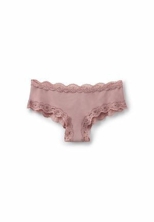 Růžové hipster kalhotky s krajkovým lemem, zdobené květinovou krajkou podél pásku a otvorů na nohy, vyrobené z jemného, elastického materiálu.
