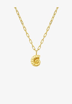 Zlata veriga z elongated povezavami in rebrastim, školjkastim obeskom, ki ima osrednji biserni detajl.