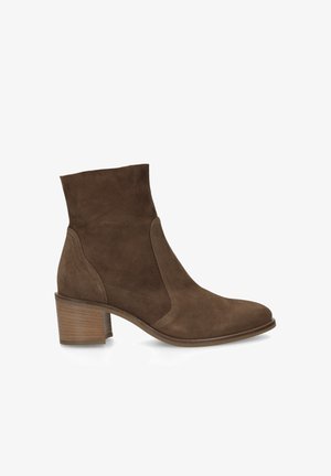 Brauner Veloursleder-Stiefelette mit gestapeltem Blockabsatz und abgerundeter Spitze, Seitenansicht vor weißem Hintergrund.