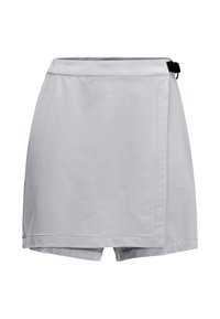 Graue Wickelhorts aus leichtem Stoff mit glatter Textur, schrägem Saum und einem verstellbaren schwarzen Schnallenverschluss an der Taille.