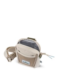 Borsa a tracolla beige con esterno texturizzato, scomparti con zip e una tracolla con accentuazione verde. Presenta una patch con il logo sul davanti.