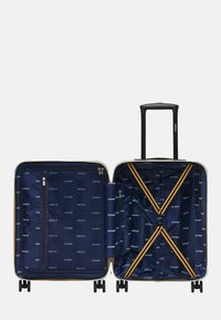 Marineblauwe koffer met een harde buitenkant, dubbele compartimenten, een interne ritszak en gele accentbanden. Voorzien van soepel draaiende wielen en een uittrekbare handgreep.