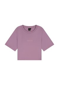 Korte mouwen, cropped t-shirt van lichtpaars katoen, met een ronde halslijn en "TOMORROWLAND" klein en centraal voorop gedrukt.