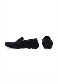 Mørkeblå sommelæder loafers med en fleksibel gummisål, detaljeret syning og en glat finish. Har en lav profil og slip-on design.