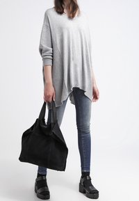 JUST FEMALE Stickad tröja - mottled grey