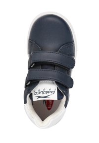 Sneaker sintetico blu navy con due cinturini in velcro, suola bianca, punta arrotondata e interno imbottito. Presenta un'etichetta con il marchio sulla linguetta.