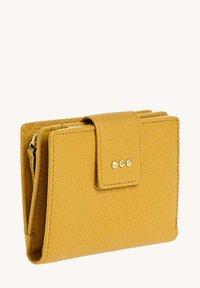 Portefeuille en cuir texturé jaune avec fermeture à rabat, doté de trois clous dorés et d'une forme rectangulaire compacte.
