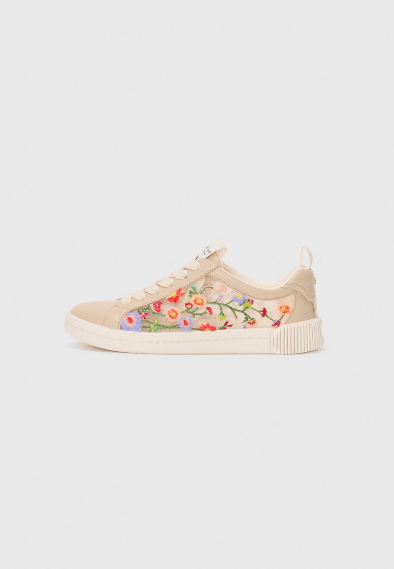 Ljus beige sneakers med blommönster i röd, blå och grön. Har snörning och en texturerad gummisula. Mjuk materialkonstruktion.