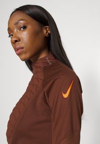 Nike Performance WINTERIZED - Sweatshirt - bronze eclipse/redstone/total orange