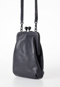 Borsa a tracolla in pelle grigia scura con texture liscia, forma arrotondata e chiusura a scatto. Presenta hardware nero e una tracolla regolabile.