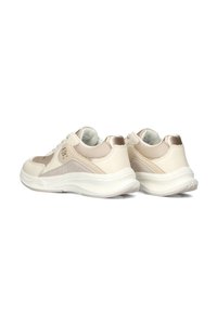 Beige sneakers met een gladde synthetische bovenkant, gaasaccenten en een gevoerde zool. Kenmerken zijn subtiele perforaties en metallic details.