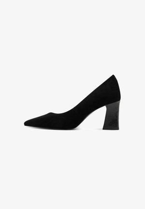 Chaussure à talons hauts en daim noir, à bout pointu et talon carré texturé pour plus de stabilité. Design minimaliste avec des surfaces lisses et des lignes nettes.
