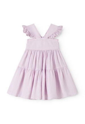 Φωτεινό μωβ αμάνικο φόρεμα με βολάν στους ιμάντες των ώμων και φούστα με πολλαπλές στρώσεις και ραμμένες πιέτες σε λευκό φόντο.