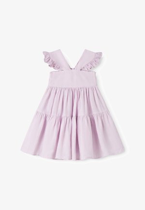 Lyse lilla ærmeløs kjole med flæseærmer og lagdelt, samlet nederdel på hvid baggrund.